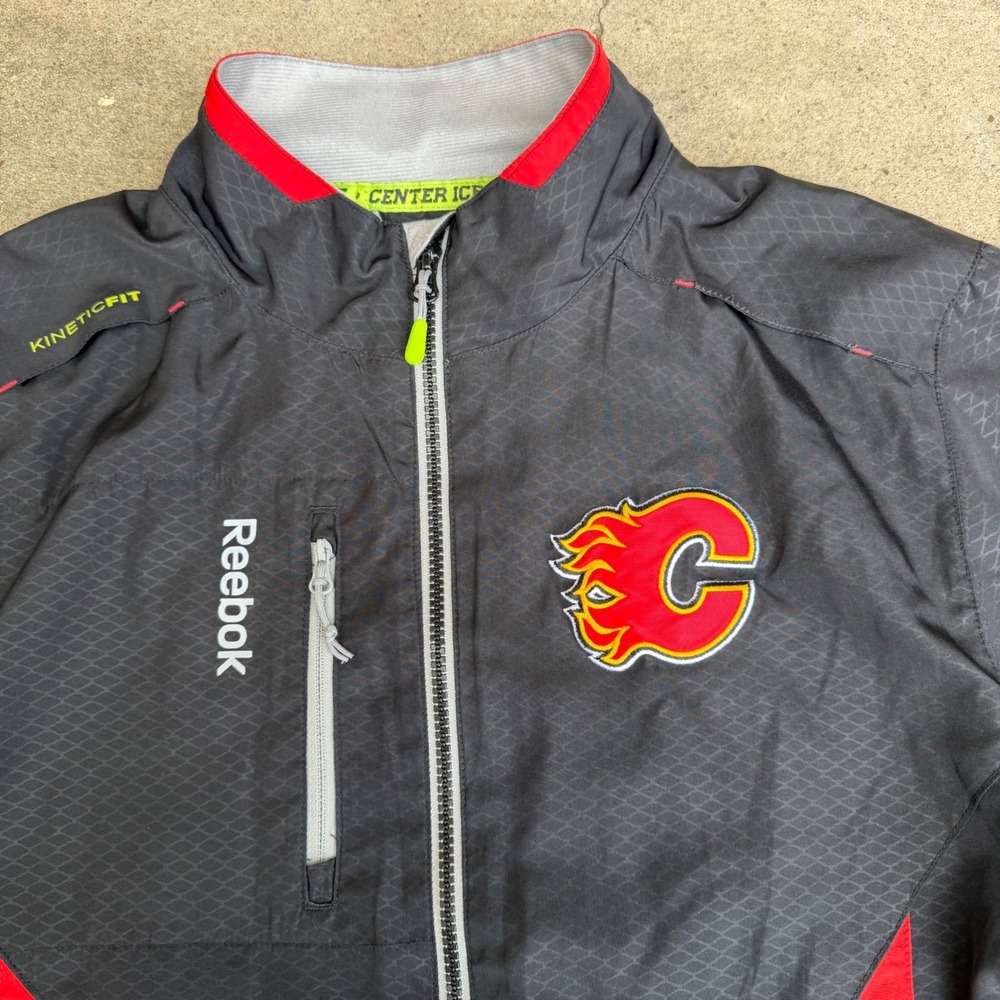 Reebok Calgary Flames NHL Center Ice KineticFit Jacket Mens Small Black Red - Picture 2 of 8
